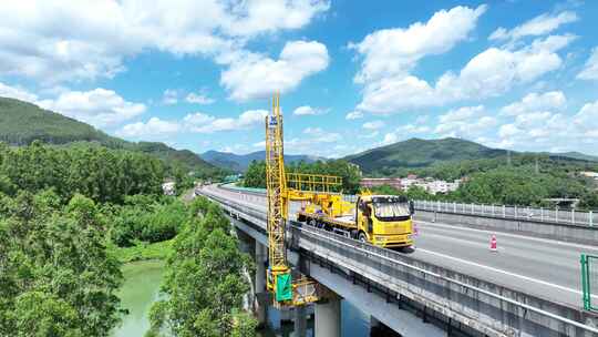 高速公路养护道路航拍高速养护公路维护车辆