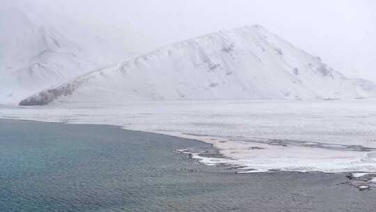 新疆喀拉库里湖喀湖下雪天航拍