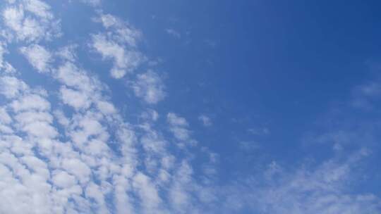 淡淡的白云飞过明亮的蓝天视频素材模板下载