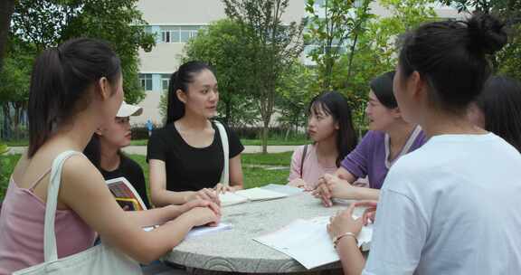 公园学校石凳女孩学生聊天交流