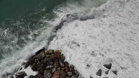 海浪撞击岩石海岸