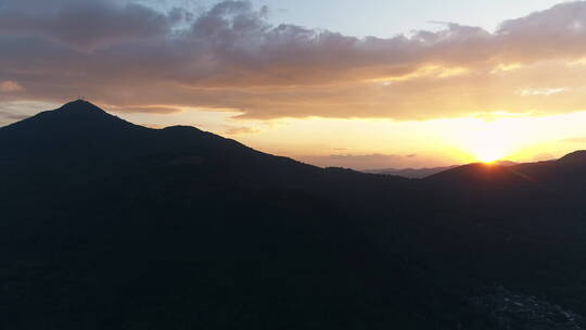 夕阳晚霞下的山川大地