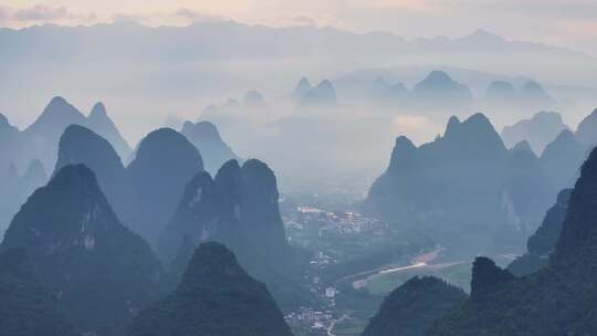 广西桂林山水喀斯特地貌日出风光