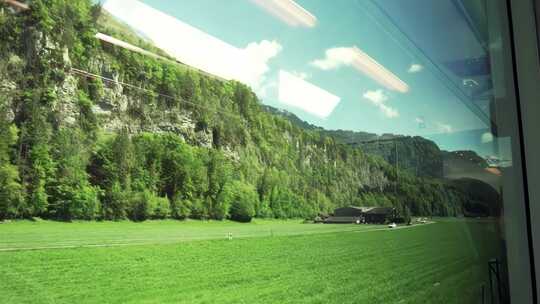 旅行中从火车窗口看到的自然风光