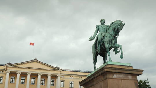 皇家宫殿前的国王卡尔·西夫·约翰的雕像