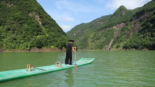 浙江温州泰顺县山水间划竹排04