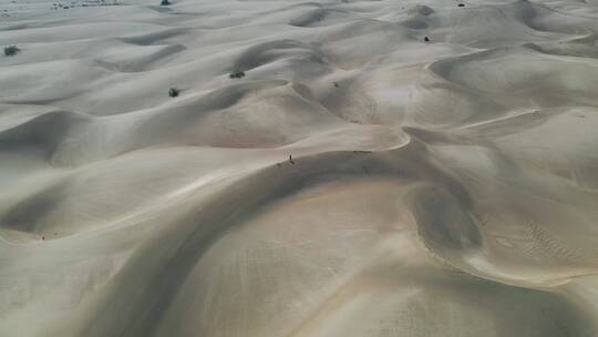 一个男人站在沙漠环绕航拍荒漠中的孤单人物