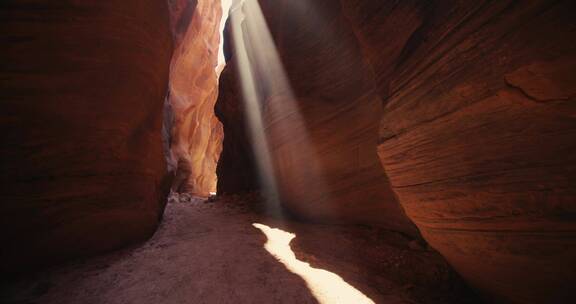 阳光透过峡谷岩石缝隙  