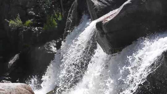 瀑布急流山谷流水