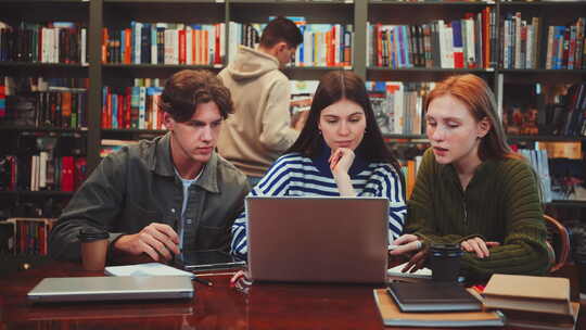 学生在图书馆合作