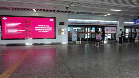 长沙高铁西至黄花机场磁浮列车快线候车厅视频素材模板下载