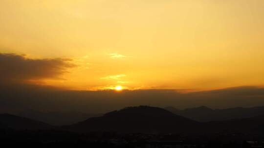 山峰日出延时早晨天空唯美乡村阳光照射大地