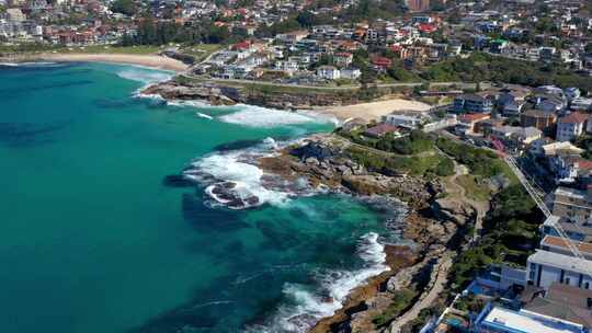 悉尼沿海郊区夏季海浪撞击塔玛拉马和勃朗特