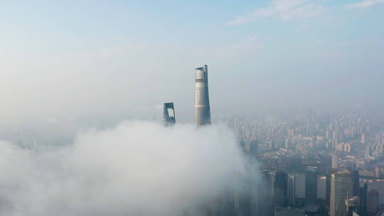 上海地标建筑蓝天平流雾渐显
