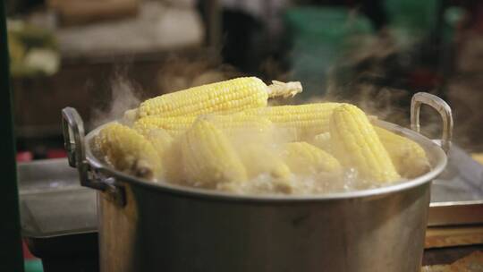 用沸水煮玉米棒