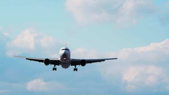 飞机从头顶飞过 飞机飞过天空
