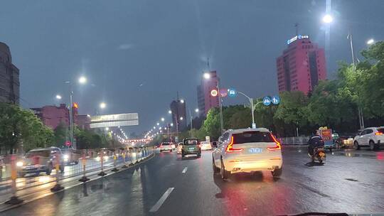 夜晚城市马路交通购物广场小孩游玩游乐