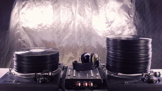 不断增长和缩小的黑胶唱片堆视频素材模板下载
