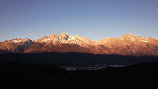 航拍日照金山时候的玉龙雪山