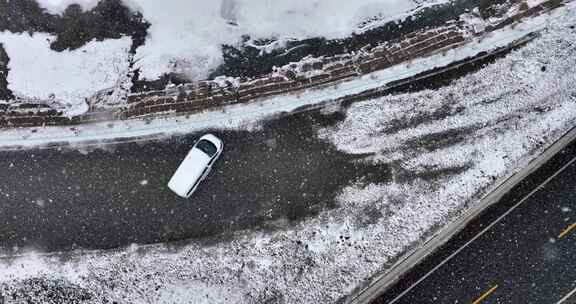 俯拍一辆白色汽车停在雪地上