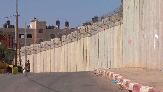 以色列和巴勒斯坦隔离墙的男孩视频素材模板下载