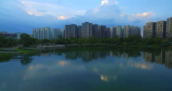 成都大源中央公园城市景观倒映在湖水中