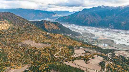 西藏林芝市巴宜区比日神山秋色航拍雪山延时