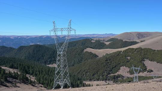 高原山区的高压电塔
