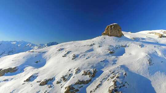 滑雪场的裸露山峰