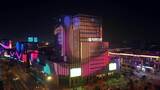 临港数字大厦多彩夜景灯光秀全景高清在线视频素材下载