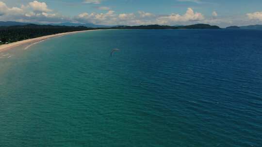 航拍海上风筝冲浪