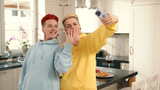 自拍中拍摄的象征爱情和庆祝的舒适厨房里的高清在线视频素材下载