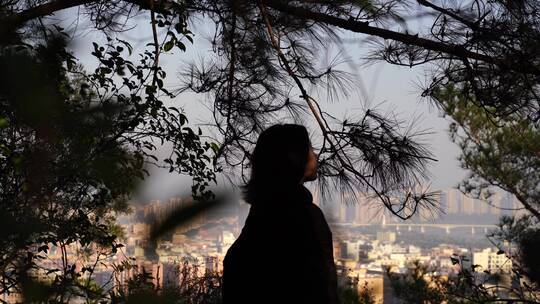 美女站在山顶看城市风景女性青年山顶看风景