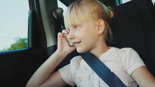 女孩坐在汽车上系着安全带打电话视频素材模板下载