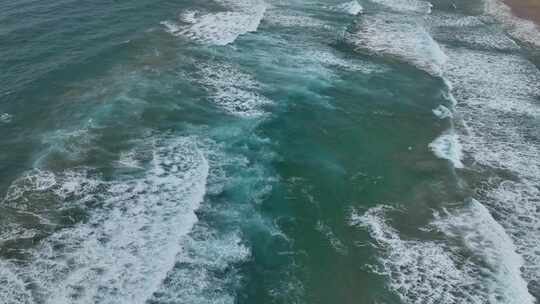 无人机在富埃特文图拉岛科菲特海滩上起泡