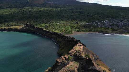 滨海龙背火山岩层的海岸鸟瞰图，科摩罗群岛