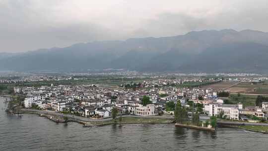 大理洱海前推下移远景运镜湖畔村庄远山全景