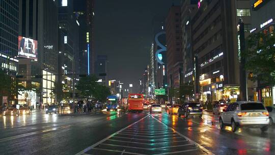 首尔夜晚繁忙潮湿的道路