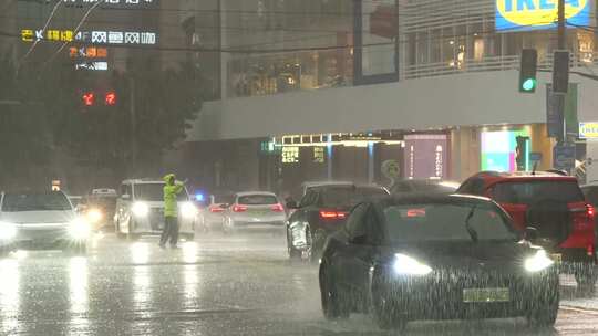 暴雨中交警指挥交通