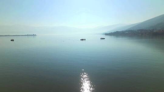 西昌邛海里的游船河海鸥