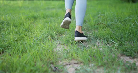 女性在草地上一直往前奔跑