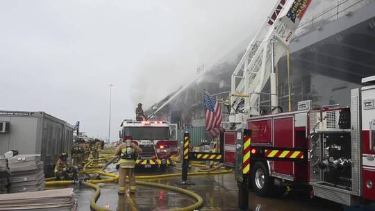消防员在圣地亚哥灭火视频素材模板下载