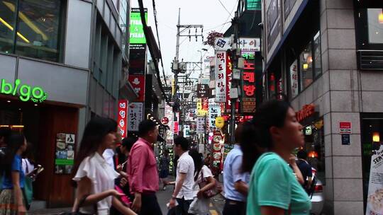 人们路过繁华街道