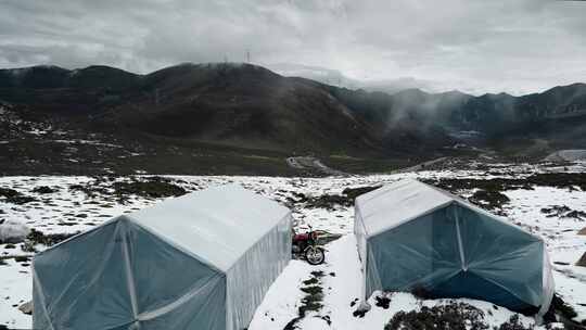 冬季雪地民政救灾帐篷