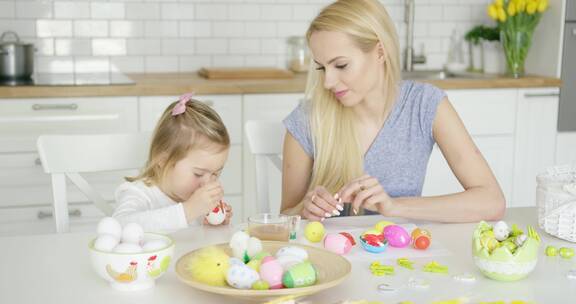 母亲陪女儿涂鸦鸡蛋