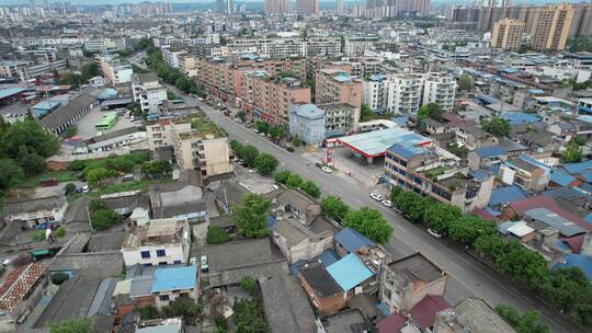 静默管理俯瞰城市小区街道寥寥车辆前飞