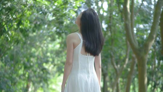 女孩在树林行走伸手遮挡阳光4k视频素材
