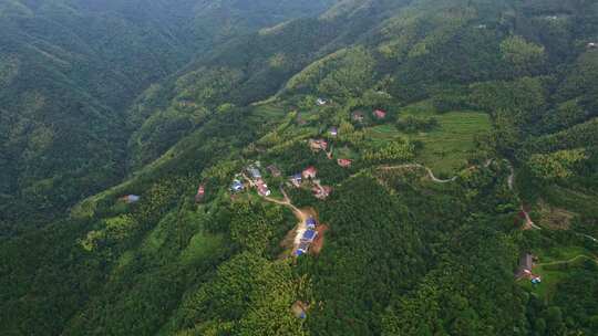 航拍大山深处的小村庄村落房屋