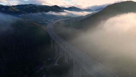 山间高速公路云雾环绕景象