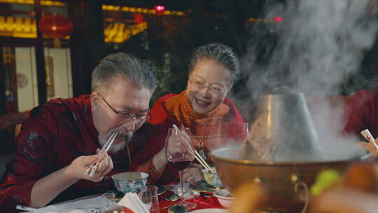 快乐家庭庆祝新年